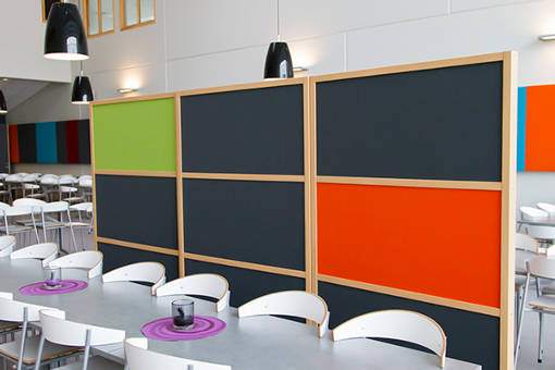 Bullerskärm för kontor i flera färger placerad i matsal