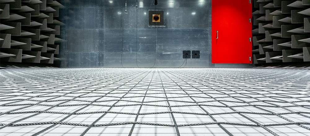 Akustiska kilar under det upphöjda wire floor i ett Anechoic Chamber