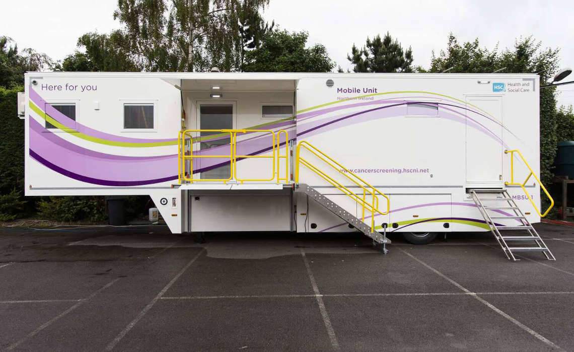 Lastbil med trappor upp till mobil hörselklinik