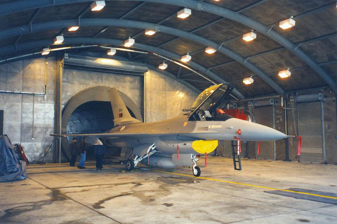 Äldre stridsflyg testas i Hush-Hus/Hush House byggt av IAC