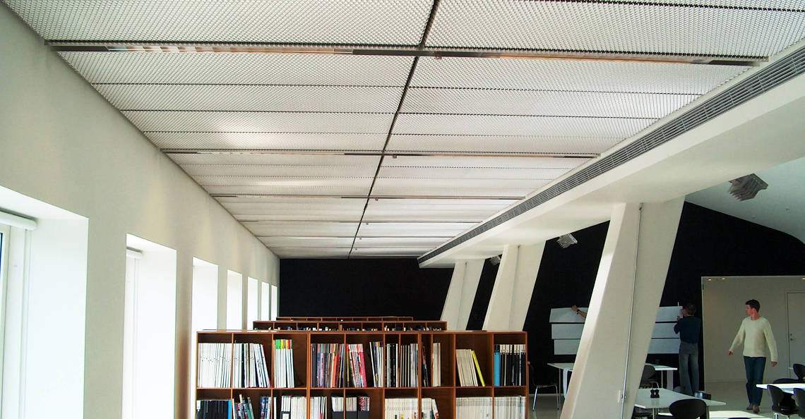 Akustiktak i sträckmetall installerat på arkitektkontor