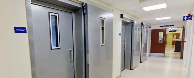 Ljudisolerade svängdörrar med en extra insatt ljudisolerad skjutdörr framför
