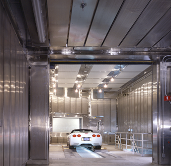 Platt ekofritt rum (planarchoic chamber) med metallabsorbatorer